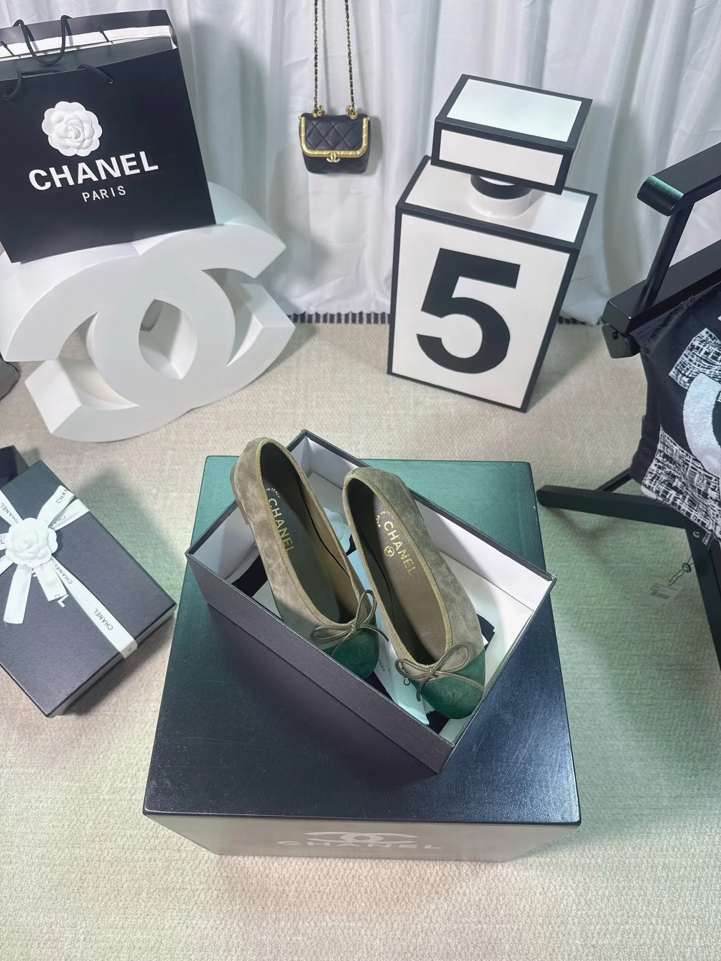 👟👟Ex-factory price 480👟👟 Generation * grade 25s Chanel fragrance is beautiful Maillard color back hollow Sling-back sandals flat/thick heel/high heel Sling-back came out in 1957, and then the two-tone design became a Chanel classic! Very suitable for spring and summer🩰 The two-color design is simple and exquisite, with a square toe and generous temperament. It visually lengthens the leg line. The color of the toe creates a sense of color difference. The back lace design is simple and elegant. It is a classic model that can be worn for hundreds of years. It is worth buying!! Upper: Customized metallic sheepskin. Inner pads: imported sheepskin. Heel height: ballet shoes. Sole: Italian A-grade genuine leather outsole. Size: 35-39 (34.40.41.42.43 is custom-made and non-returnable)